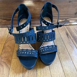 BNWOT Chinese Laundry wedges size 9